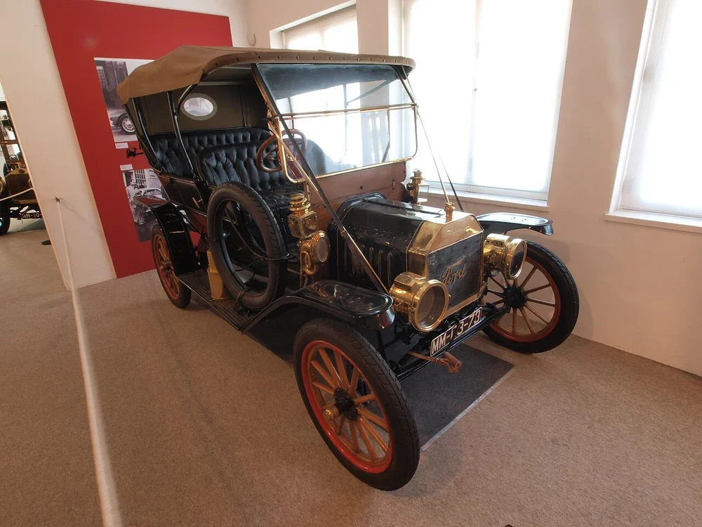 Automóvel antigo de rodas raiadas exposto no Museu do Caramulo