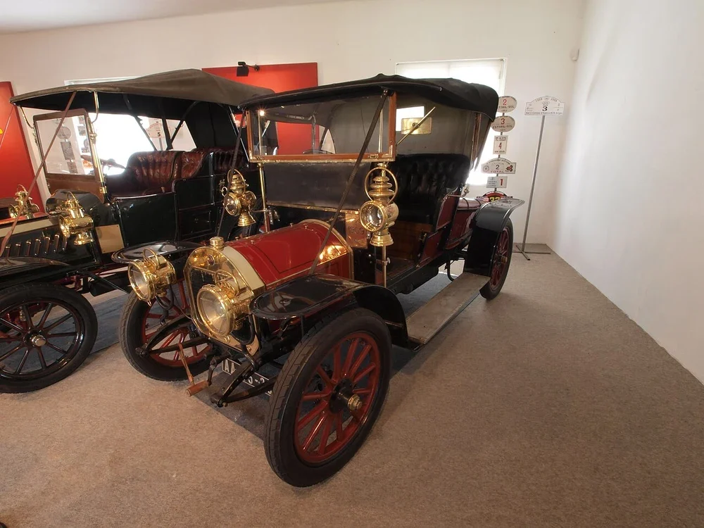 Automóvel antigo numa exposição interior do Museu do Caramulo