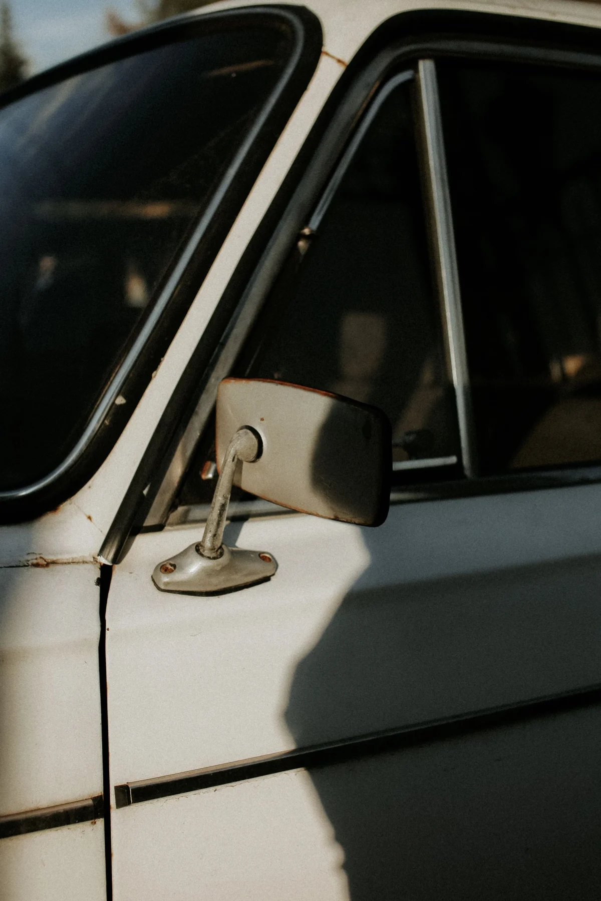 Pormenor do espelho e da porta de um automóvel clássico